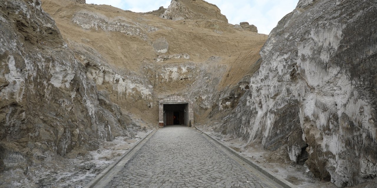 Yer altındaki tuz mağaraları, kışın da turistlerin ziyaret rotasında oluyor