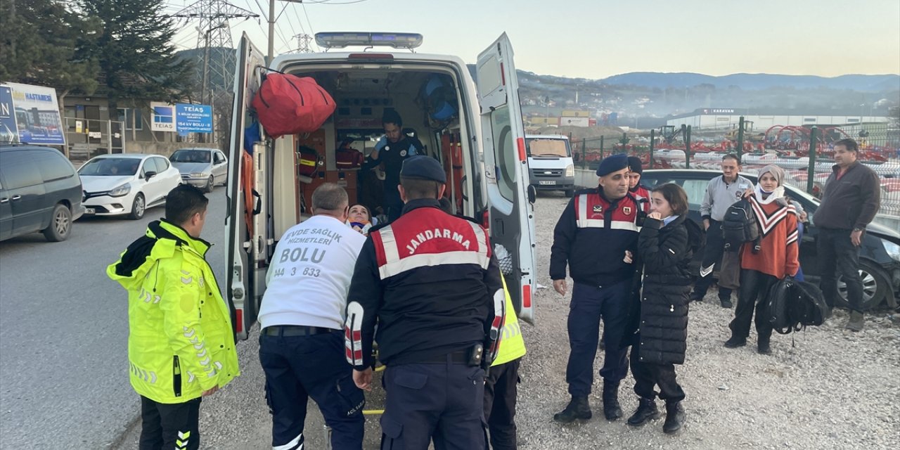 Bolu'da istinat duvarına çarpan otomobildeki 4 kişi yaralandı