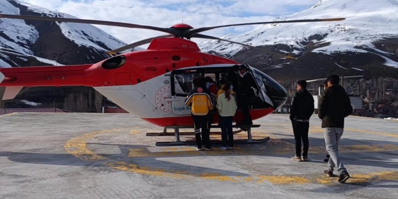 Van'ın Bahçesaray ilçesinde rahatsızlanan bebek ambulans helikopterle şehir merkezine sevk edildi