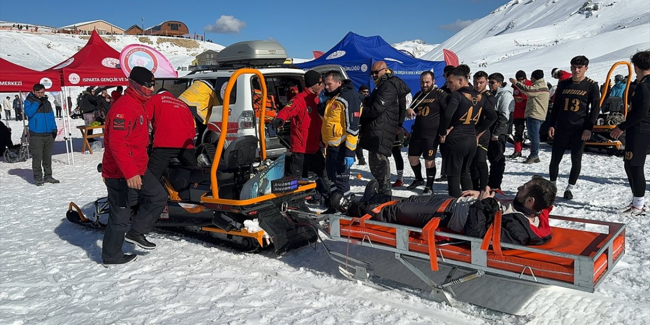 Isparta’daki kayak merkezinde kayalıkta mahsur kalan doktoru JAK kurtardı