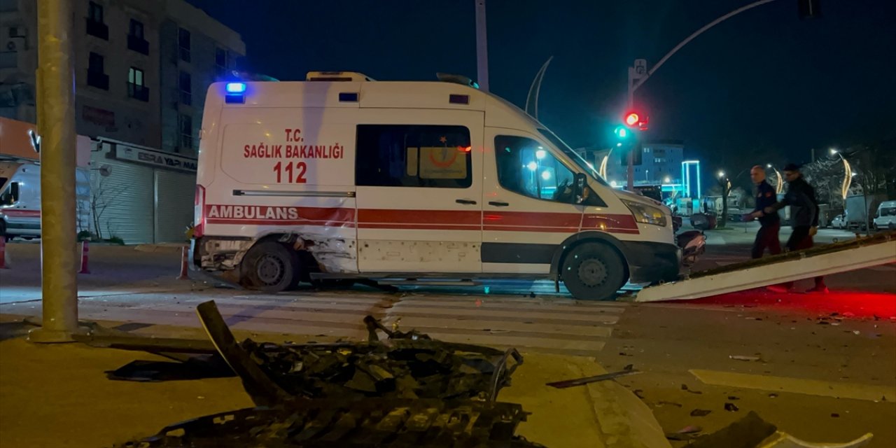 Kocaeli'de ambulansla otomobilin çarpıştığı kazada 4 kişi yaralandı