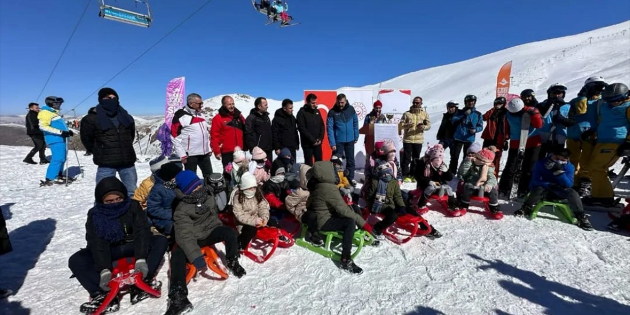 Erzurum'da devlet korumasındaki çocuklar Konaklı Kayak Merkezi'nde kızakla kaydı