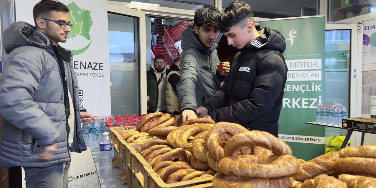 Hollanda'da yüzlerce genç sabah namazında buluşarak Filistin için dua etti