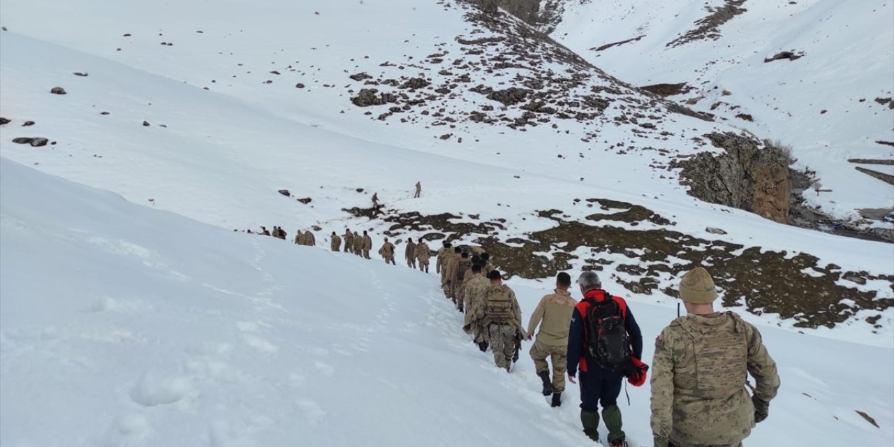 Van'da arama kurtarma eğitimi alan güvenlik korucuları çığ tatbikatı yaptı