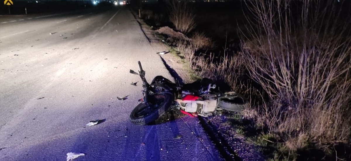 Afyonkarahisar'da motosikletin kamyona arkadan çarptığı kazada 1 kişi öldü, 1 kişi yaralandı