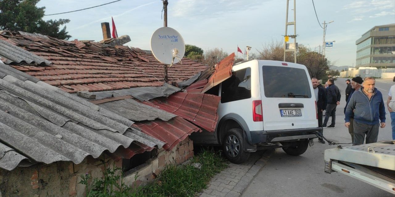 Ataşehir'de hafif ticari aracın çarptığı evde hasar oluştu