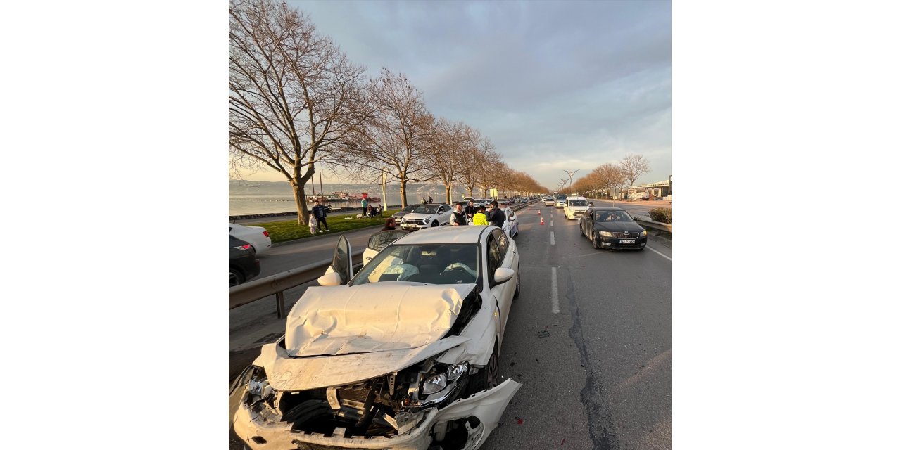 Kocaeli'de zincirleme trafik kazasında 4 kişi yaralandı