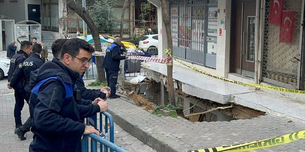 Güngören'de kaldırımdaki çökme nedeniyle bir bina tedbiren boşaltıldı