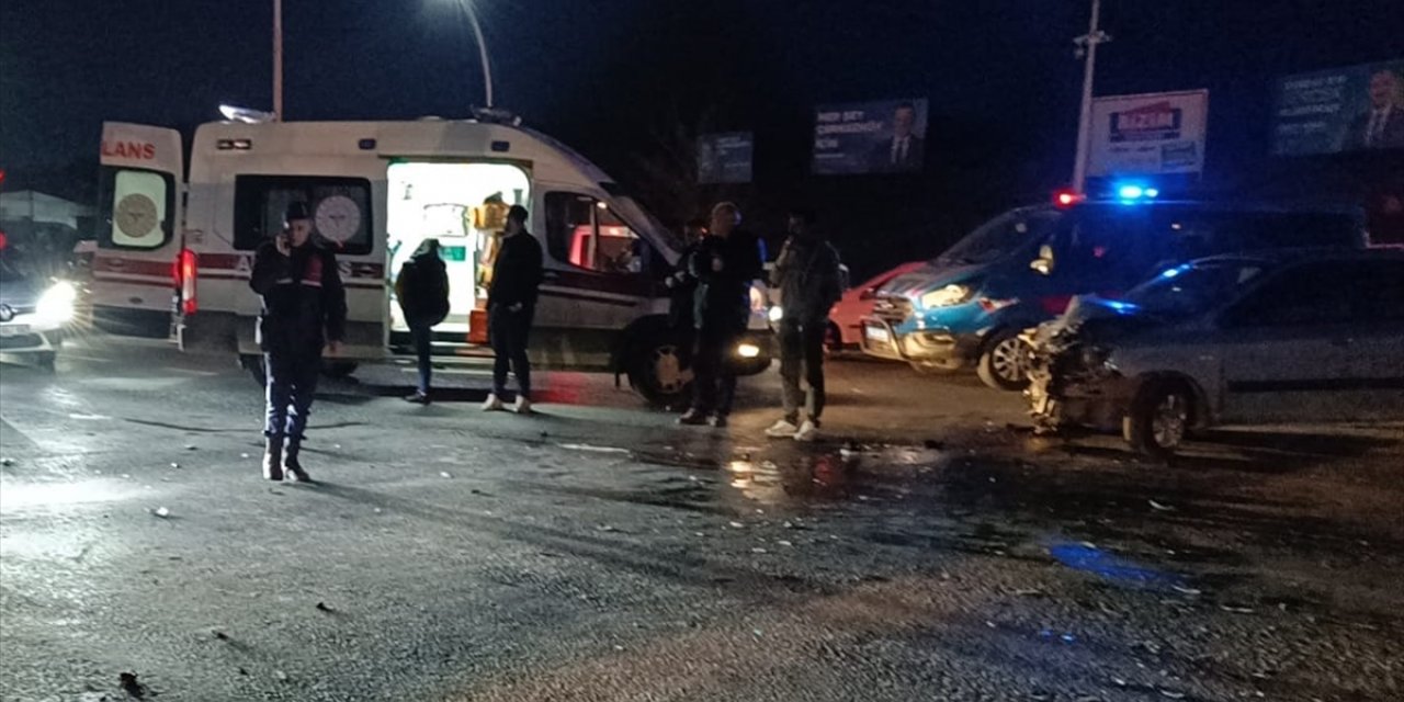 Tekirdağ'da yolcu minibüsü ile otomobilin çarpıştığı kazada 15 kişi yaralandı