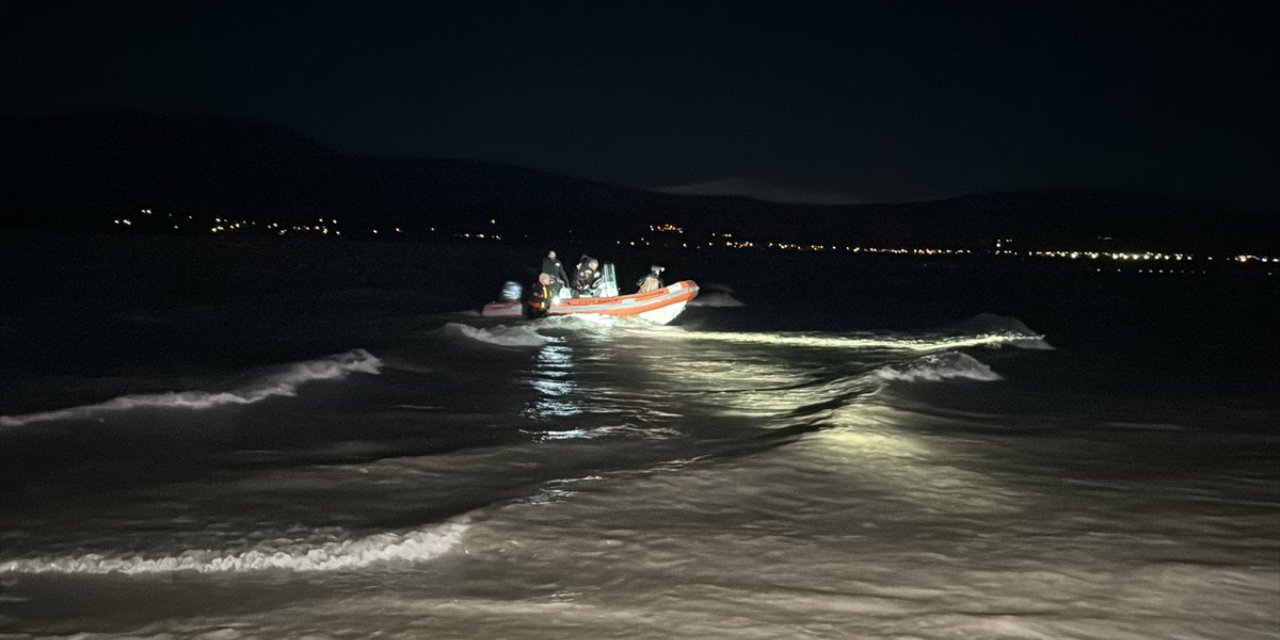 Elazığ'da rüzgarın etkisiyle baraj gölünde sürüklenen teknedeki 2 balıkçı kurtarıldı