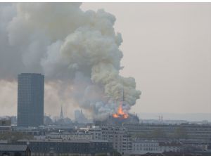 GÜNCELLEME - Paris'teki Notre Dame Katedrali'nde yangın çıktıÇATININ ÇÖKMESİ VE DETAYLAR EKLENDİ
