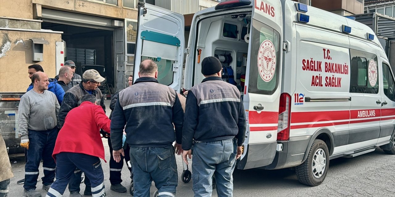Kocaeli'de üzerine kamyon kasası düşen işçi ağır yaralandı