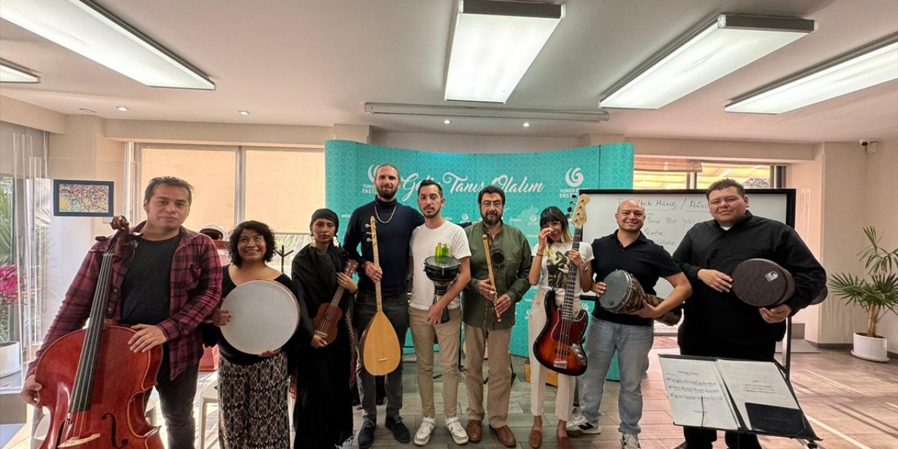 Türk müziğine ilgi duyan Meksikalı gençler Yunus Emre Enstitüsü'nde mini orkestra kurdu