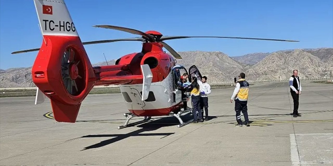 Şırnak'ta ambulans helikopter 8 aylık bebek için havalandı