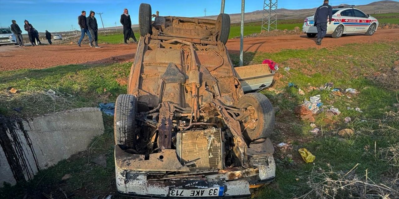 Şanlıurfa'da minibüs ile otomobilin çarpıştığı kazada 4 kişi yaralandı