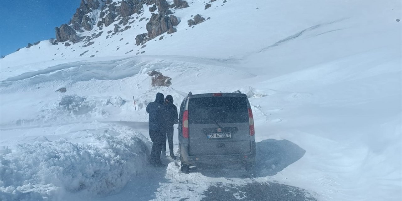 Hakkari'de yolda mahsur kalan araçtaki 2 kişi ekiplerce kurtarıldı