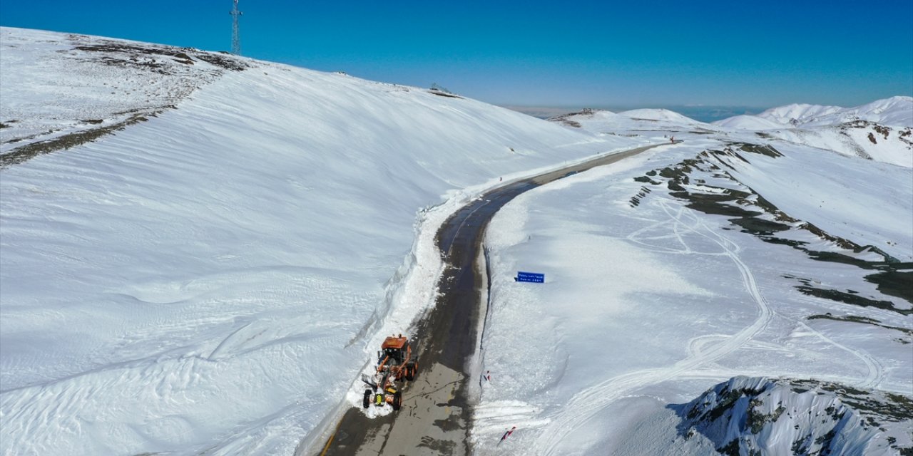 Erzurum-Tekman kara yolunda karla mücadele