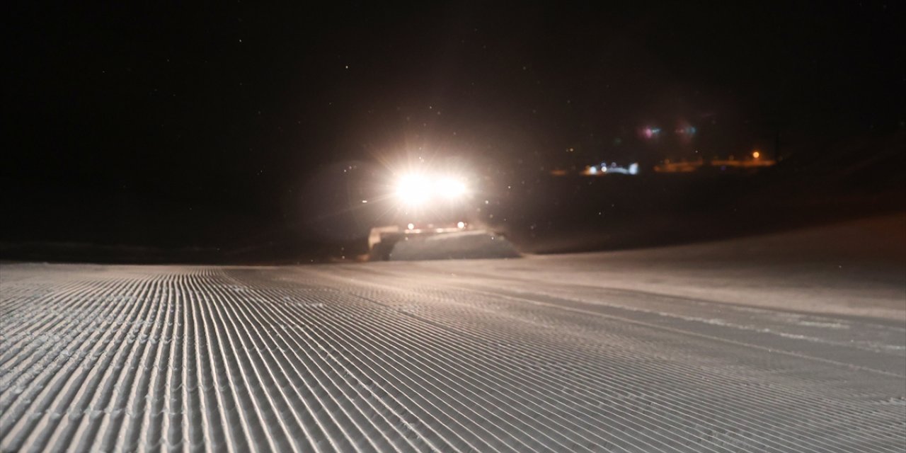 Erciyes'teki pistleri gece boyunca süren mesaiyle kayağa hazırlıyorlar