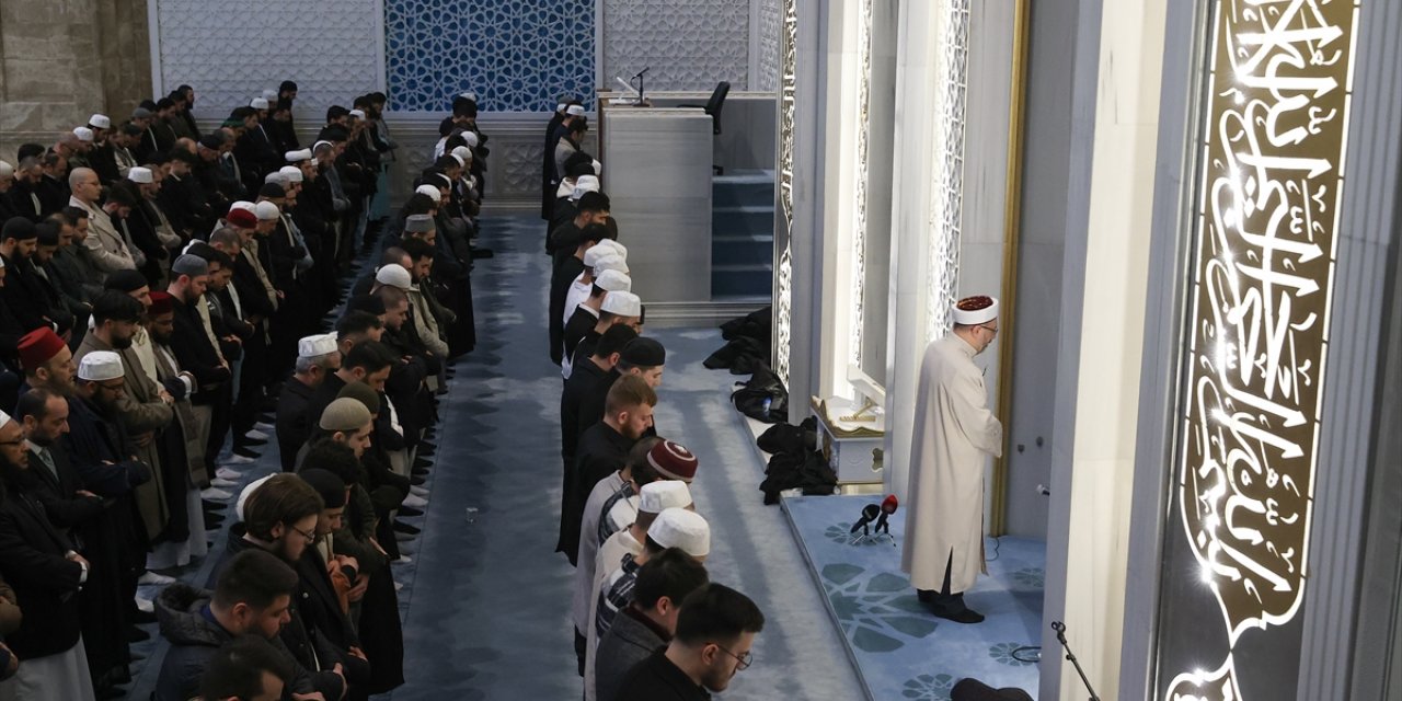 Diyanet İşleri Başkanı Erbaş, sabah namazında öğrencilerle buluştu: