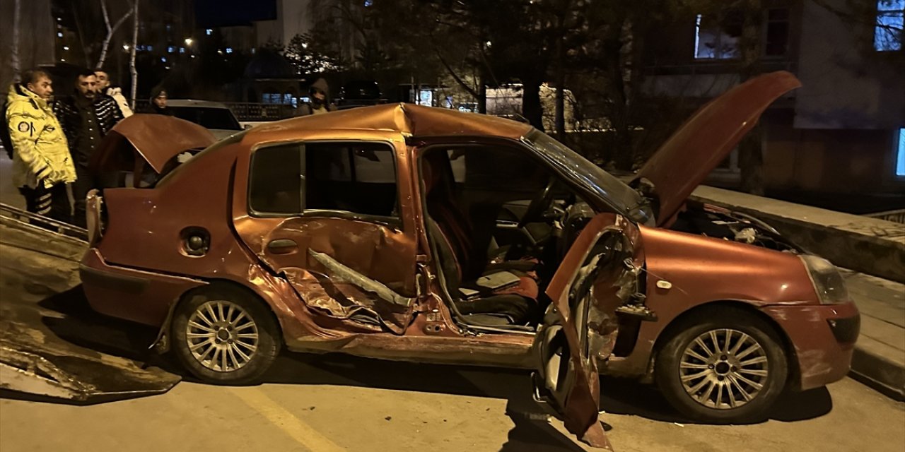 GÜNCELLEME - Erzurum'da 4 aracın karıştığı kazada 1 kişi öldü, 2 kişi yaralandı