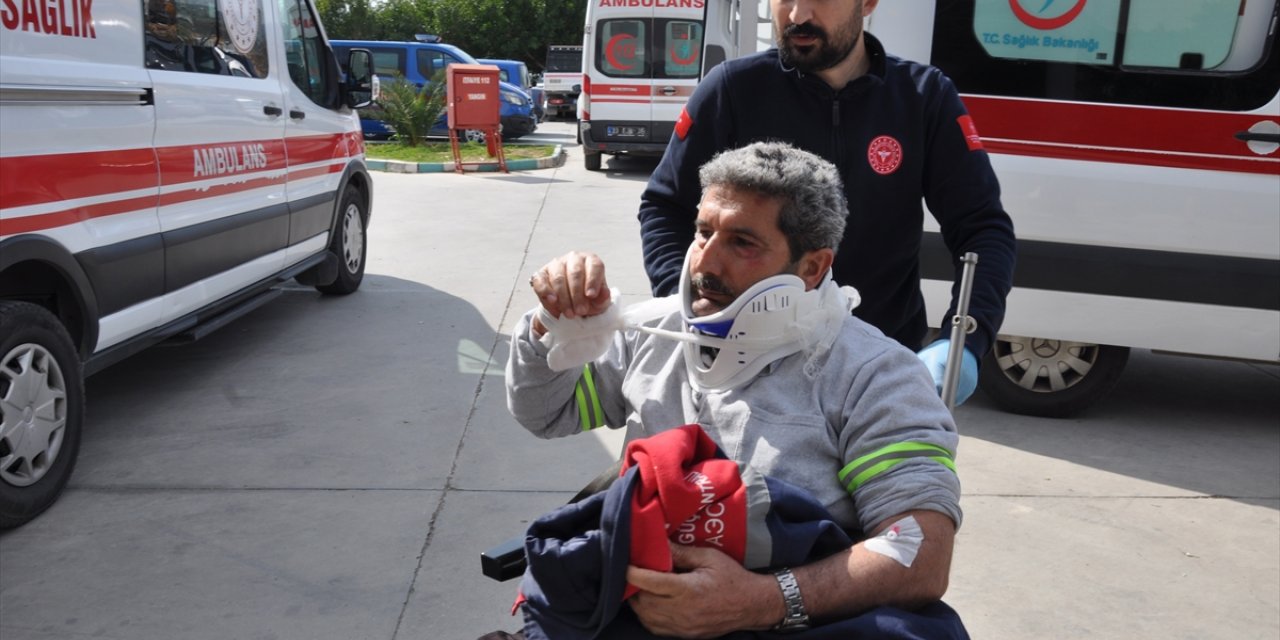 Mersin'de minibüsle otomobil çarpıştı 1 kişi öldü, 13 kişi yaralandı
