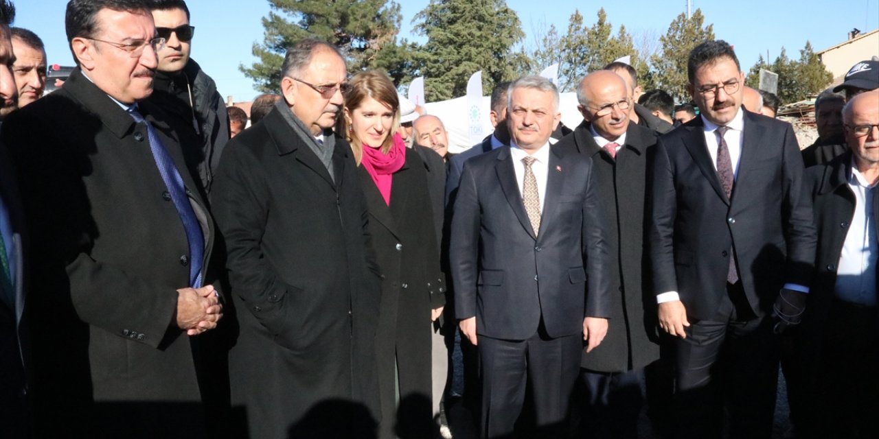 Bakan Özhaseki, Akçadağ'da incelemelerde bulundu, seçim ofisinin açılışına katıldı