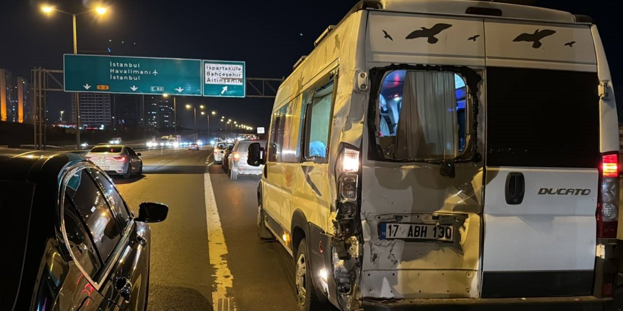 Avcılar'da minibüsle çarpışan panelvanın sürücüsü yaralandı