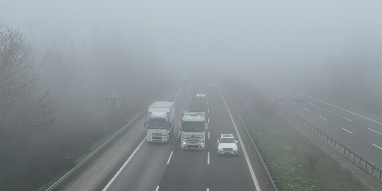 Düzce'de sis görüş mesafesini azalttı