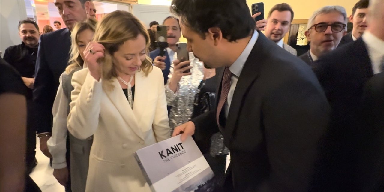 İtalya Başbakanı Meloni, Anadolu Ajansının "Kanıt" kitabını inceledi