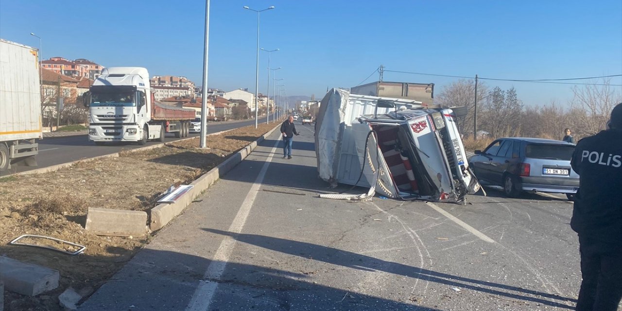 Kayseri'de devrilen kamyondaki 3 kişi yaralandı