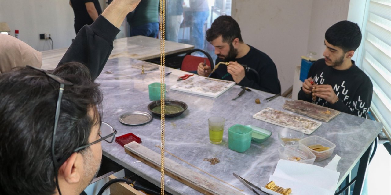 Depremzede Kahramanmaraşlı ustalar, altın takı üretimine Diyarbakır'da yeniden başladı