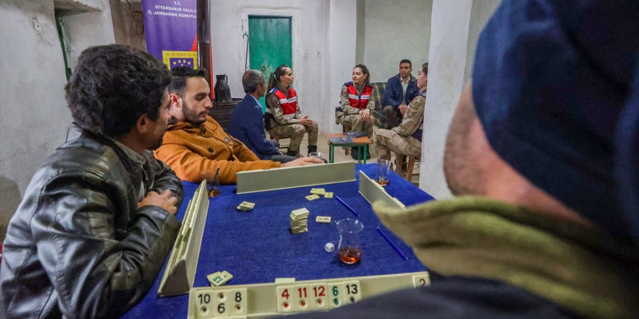 Diyarbakır'da kadın astsubaylar aile içi şiddeti önlemek için erkekleri bilgilendiriyor