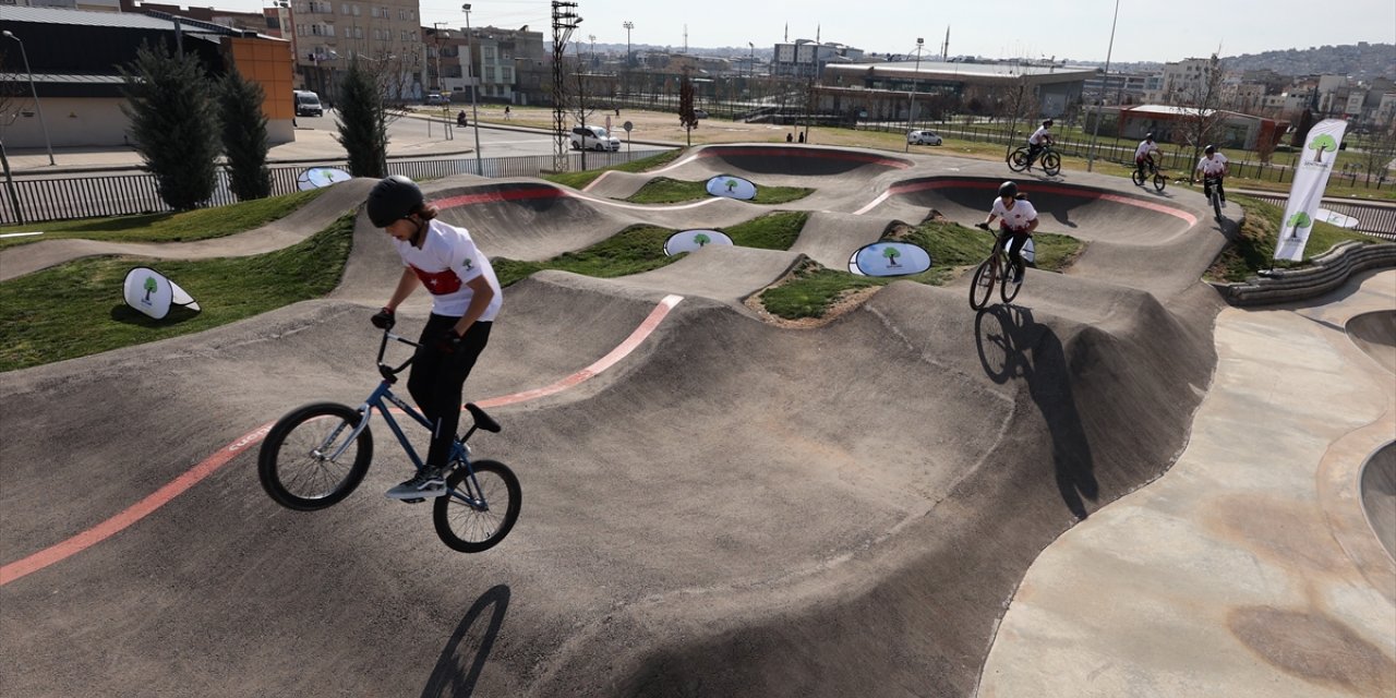 Gaziantep'teki "pump track" parkı gençlere bisikleti sevdiriyor