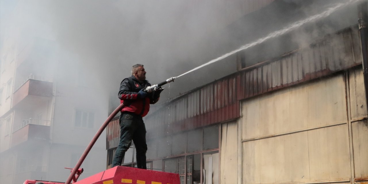 Van'da bir iş yerinde çıkan yangın söndürüldü