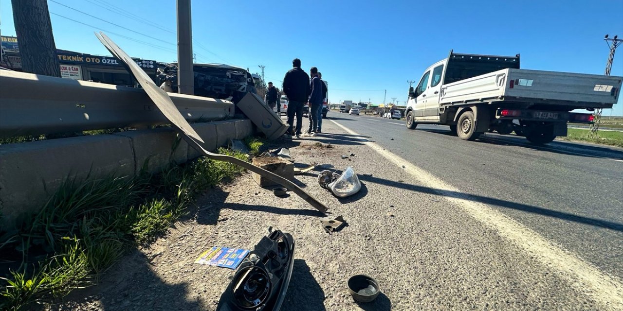 Şanlıurfa'da refüje çarpan otomobildeki 5 kişi yaralandı