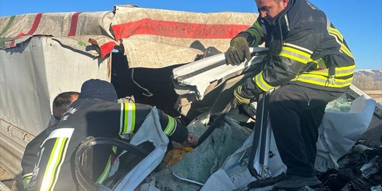 Erzurum'da trafik kazasında 1 kişi öldü, 1 kişi ağır yaralandı