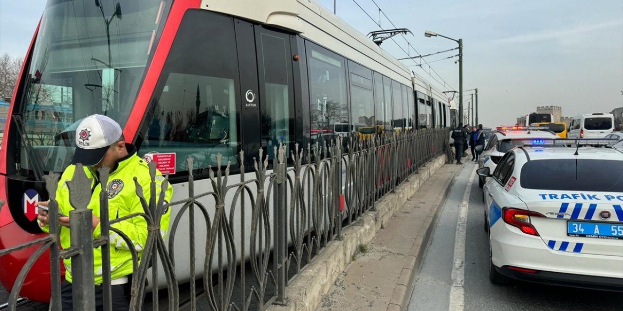 GÜNCELLEME - İstanbul'da tramvayın altında kalan kişi hayatını kaybetti