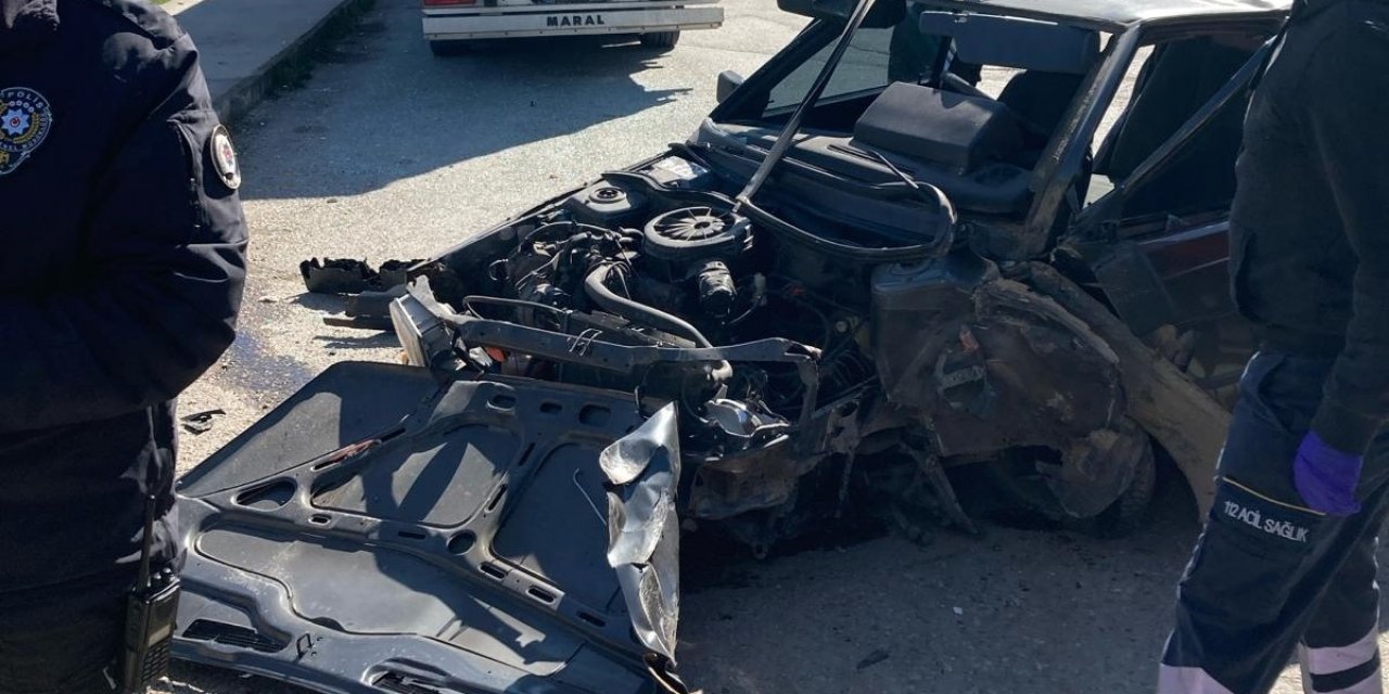 Amasya'da beton bloka çarpan otomobildeki 2 kişi yaralandı