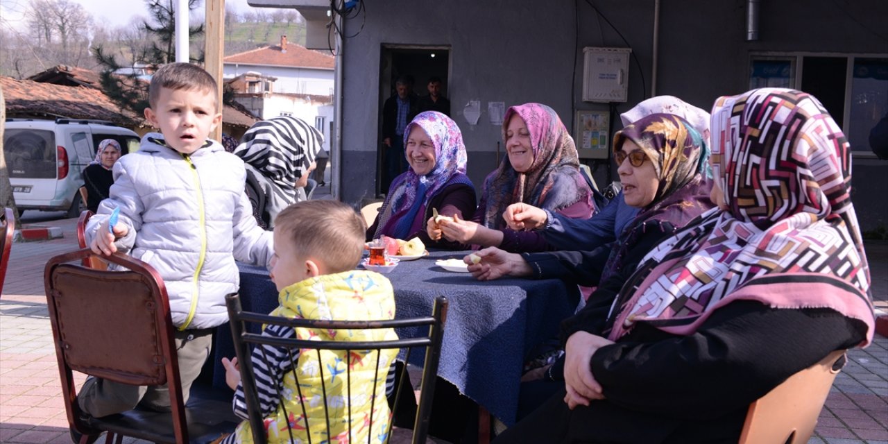 Bursa'daki kırsal mahallede erkekler evde oturdu, kahvehane kadınlara kaldı