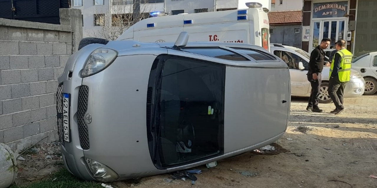 Konya'da devrilen otomobildeki anne ve çocuğu yaralandı