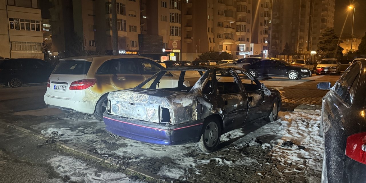 Kayseri'de otomobildeki çakmak gazı tüpünün patlaması sonucu 2 kişi yaralandı