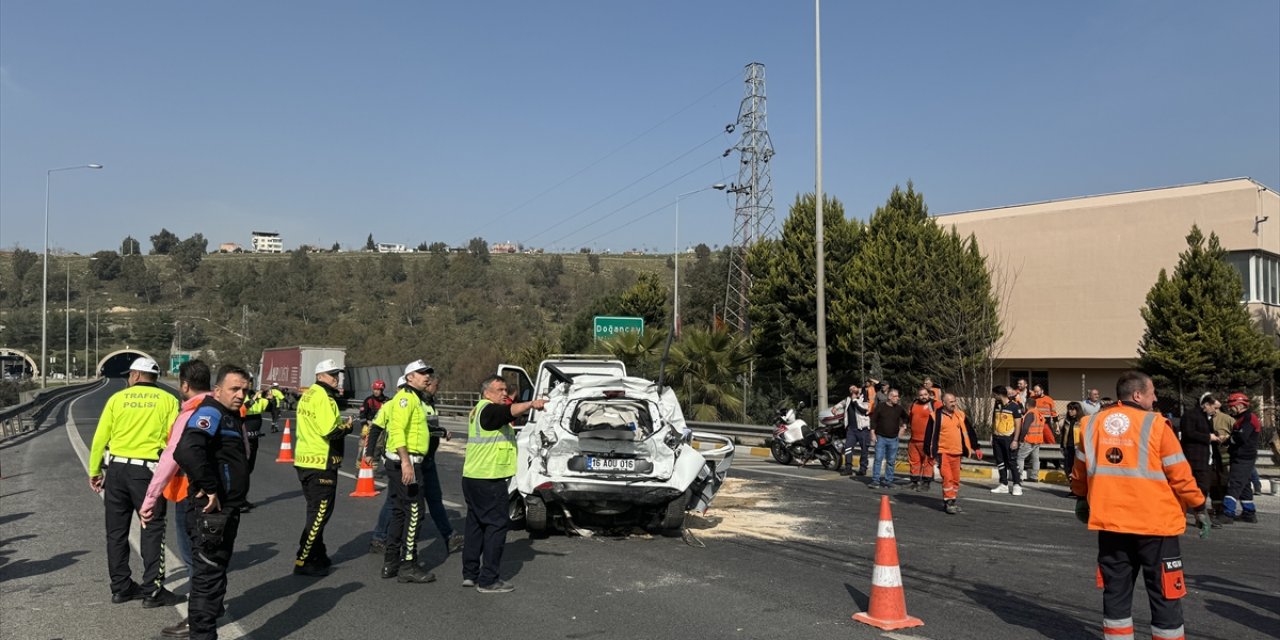 İzmir'de çarpıştığı iki tırın arasında kalan otomobilin sürücüsü öldü