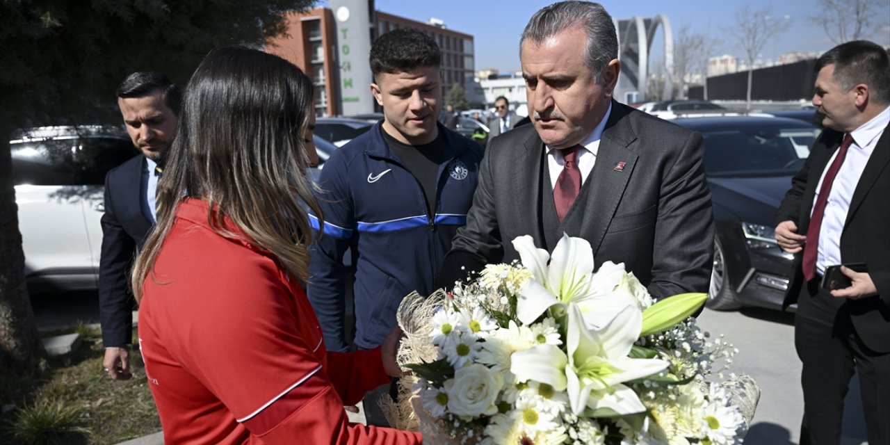 Gençlik ve Spor Bakanı Osman Aşkın Bak, Ankara'da sporcularla bir araya geldi: