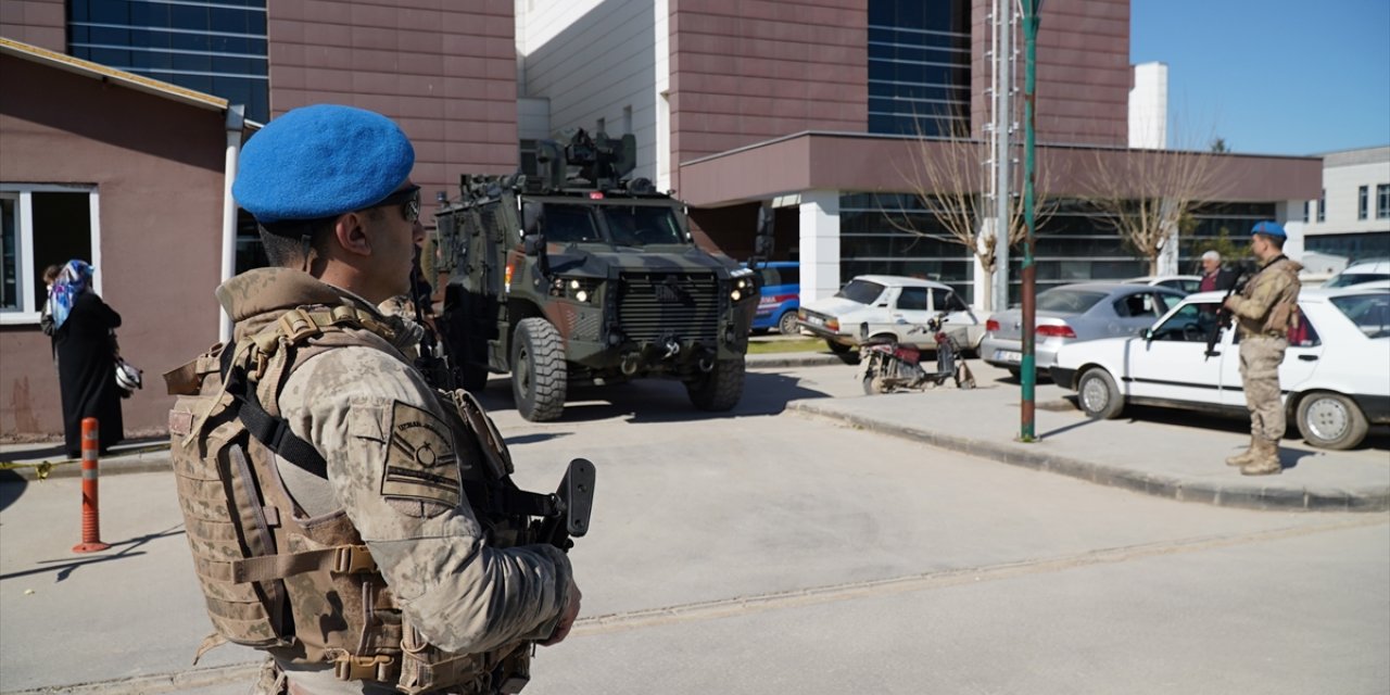 Adıyaman'da tartıştığı eşini, bacanağını ve bacanağının oğlunu öldüren şüpheli adliyeye sevk edildi