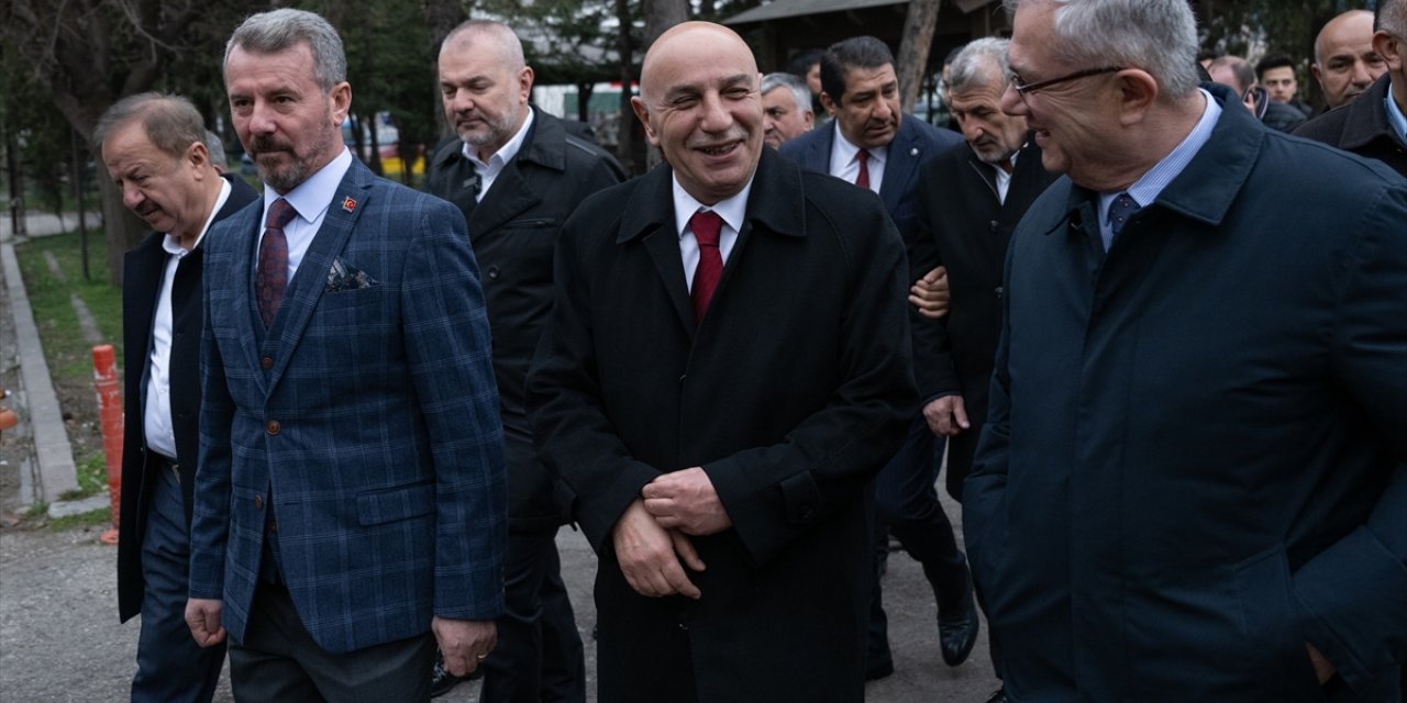 Cumhur İttifakı ABB Başkan adayı Altınok Ankara Toptancı Hali'ni ziyaret etti