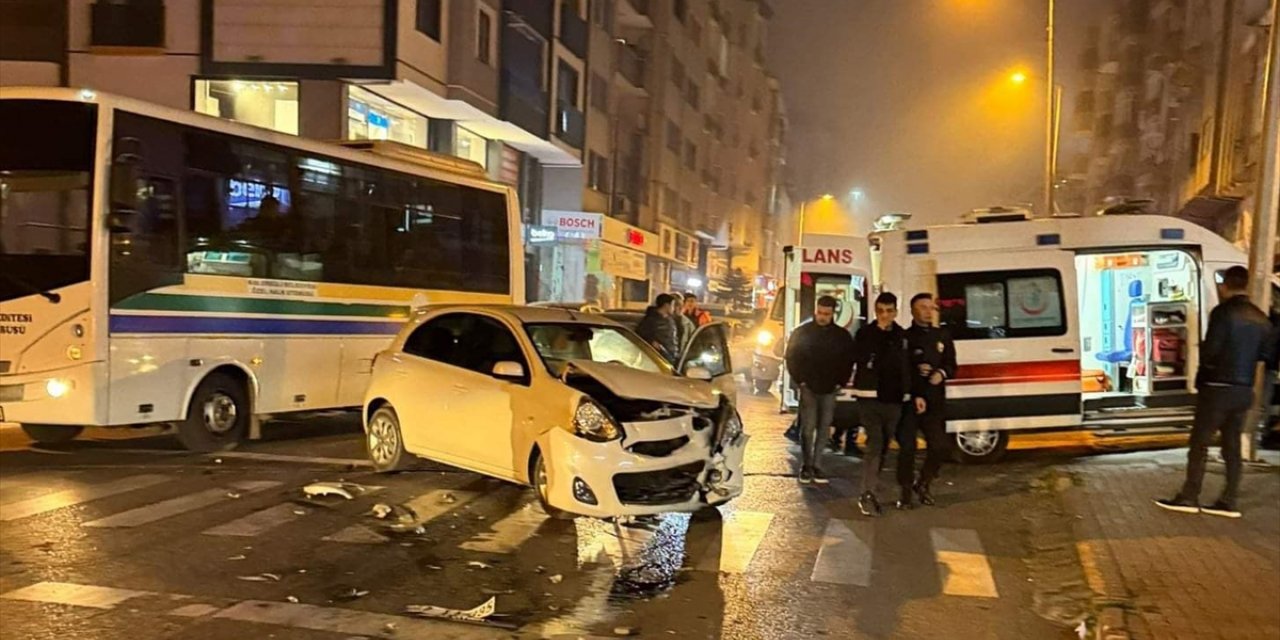 Zonguldak'ta kaza yapan aracın iş yerine girmesi güvenlik kamerasınca kaydedildi