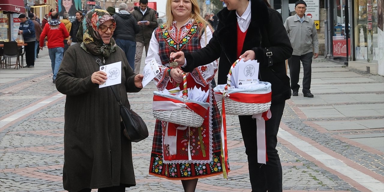 Edirne'de vatandaşlara komşu Bulgaristan'da bahar geleneği olan "marteniçka" bilekliği dağıtıldı