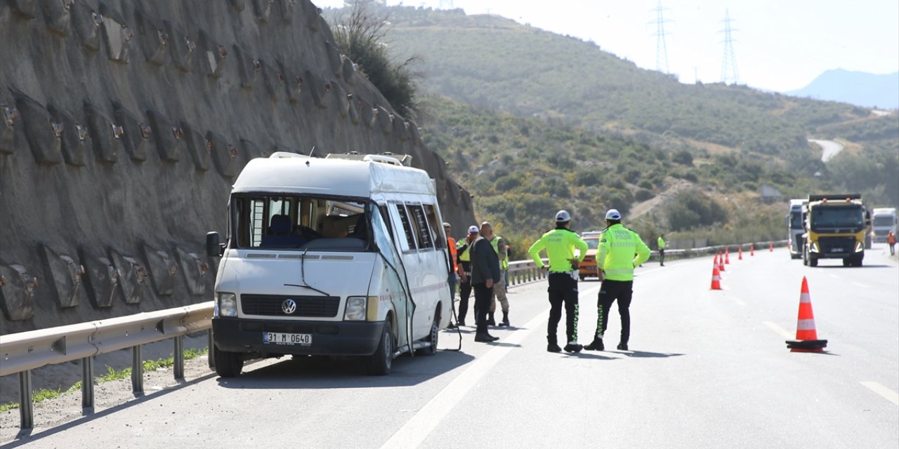 Hatay'da lastiği patlayan minibüsün devrilmesi sonucu 12 kişi yaralandı