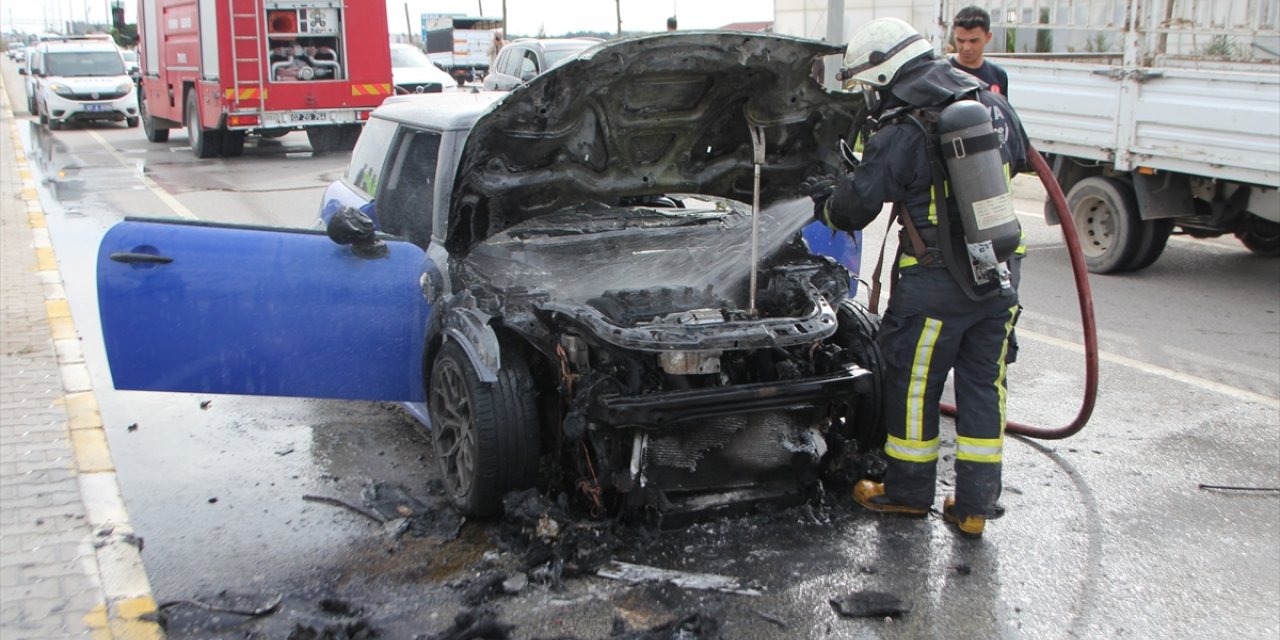 Antalya'da seyir halindeki otomobilde yangın çıktı