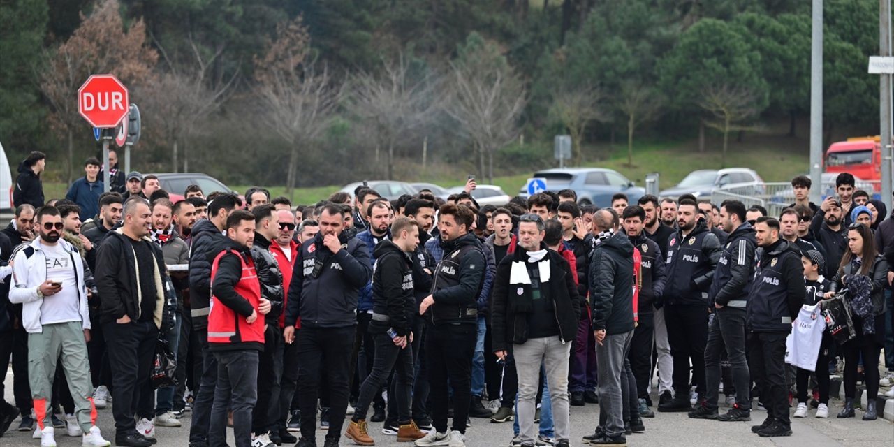 Beşiktaşlı taraftarlardan derbi öncesi takıma destek